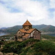 Jezero Sevan s chrámem, Arménie