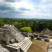 Mayská akropole v Caracolu, Belize