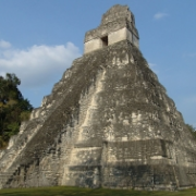 Pyramida v mayském Tikalu, Guatemala