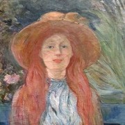 Mladá žena v parku