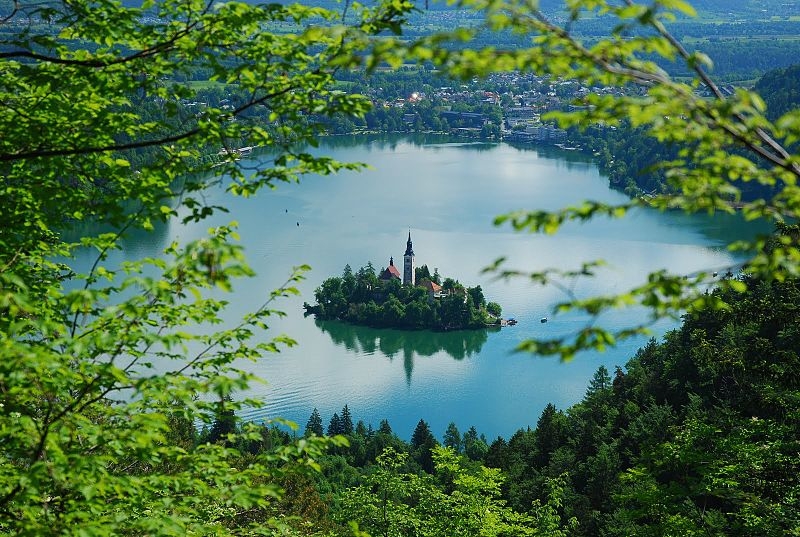 Kostel Zvěstování Panny Marie na Bledském jezeře ve slovinských Alpách