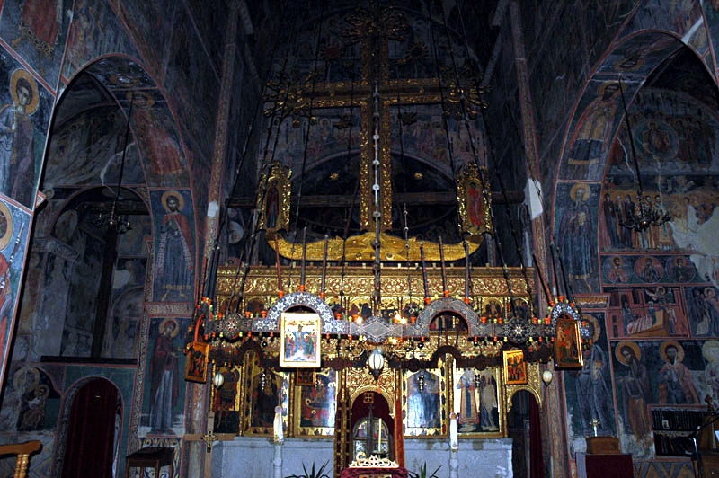 Interiér s ikonostasem ukončeným vyřezávaným křížem