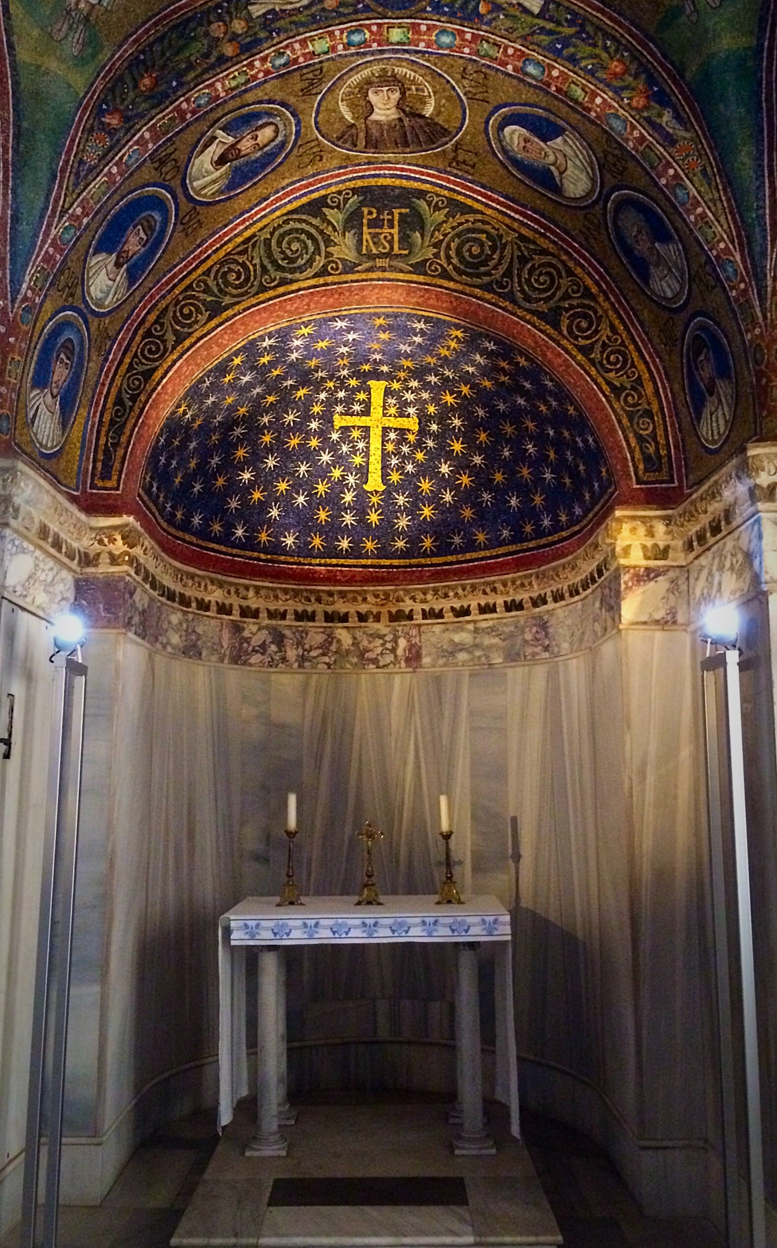 Oltar s malbou krize v kupoli, 6. stoleti