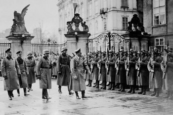Hitler pri prehlidce nemecke cestne jednotky na Prazskem hrade