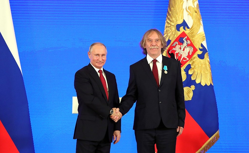 V. Putin a J. Nohavica behem predani Puskinovy ceny