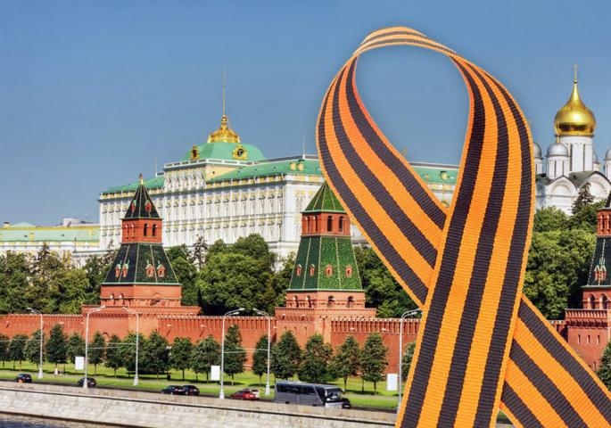 Ilustracni kolaz - moskevsky Kreml a svatojirska stuzka, symbol vitezstvi ve 2. svetove valce